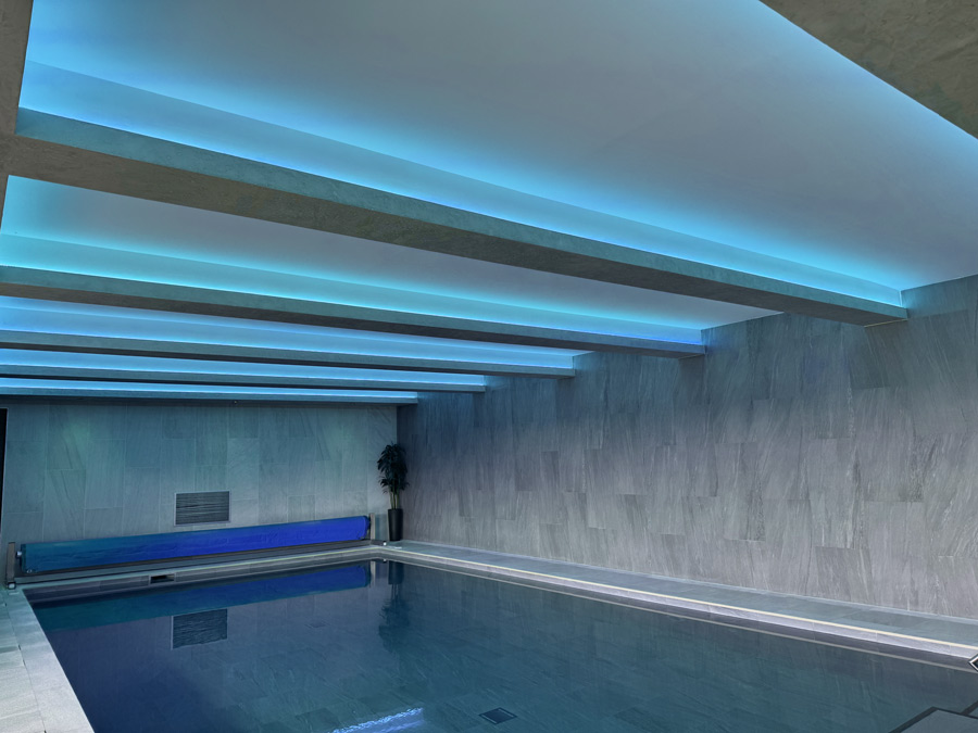 Ambiance lumineuse optimisée avec éclairage LED pour relaxation dans l'espace spa. Lampe piscine pour une illumination claire et efficace.